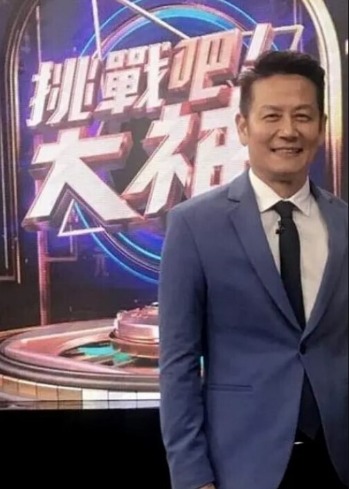 【媚黑人妻】黑人的屌真大媚黑婊的逼都快操烂了洗澡的时候黑人大鸡巴后床上舔逼啪啪 - 帝王AV